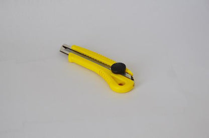 Макетен нож с пластмасова дръжка и копче